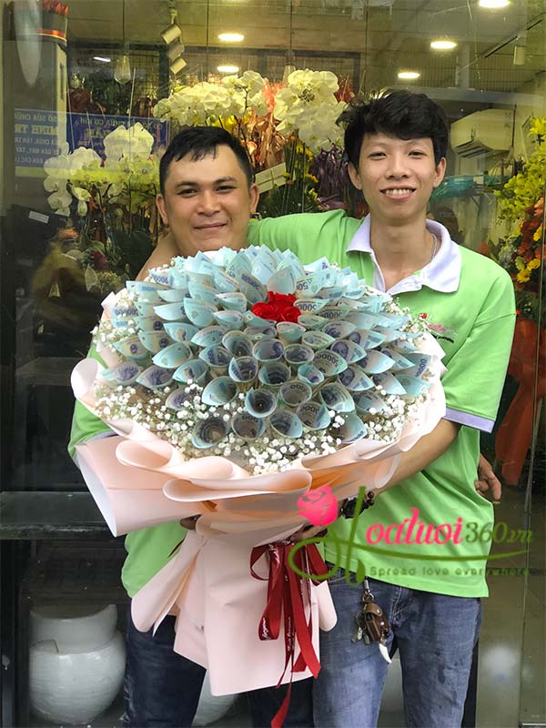 Dịp Valentine tặng bó hoa tiền coi chừng vi phạm pháp luật